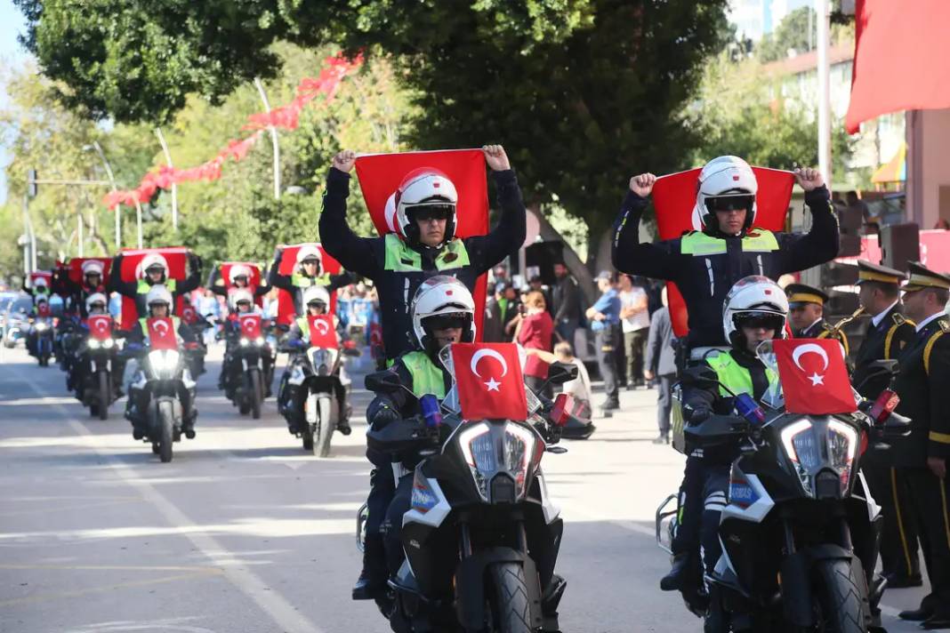 Antalya’da Cumhuriyet Coşkusu Sokaklara Taştı 3